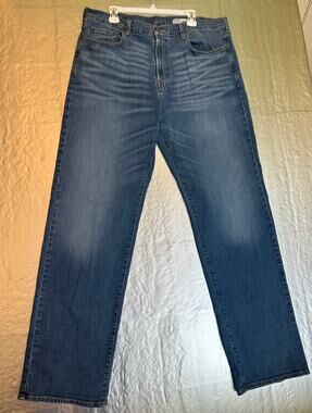 Cremieux Men’s W40 L34 Medium Wash Relaxed Fit Straight Jeans